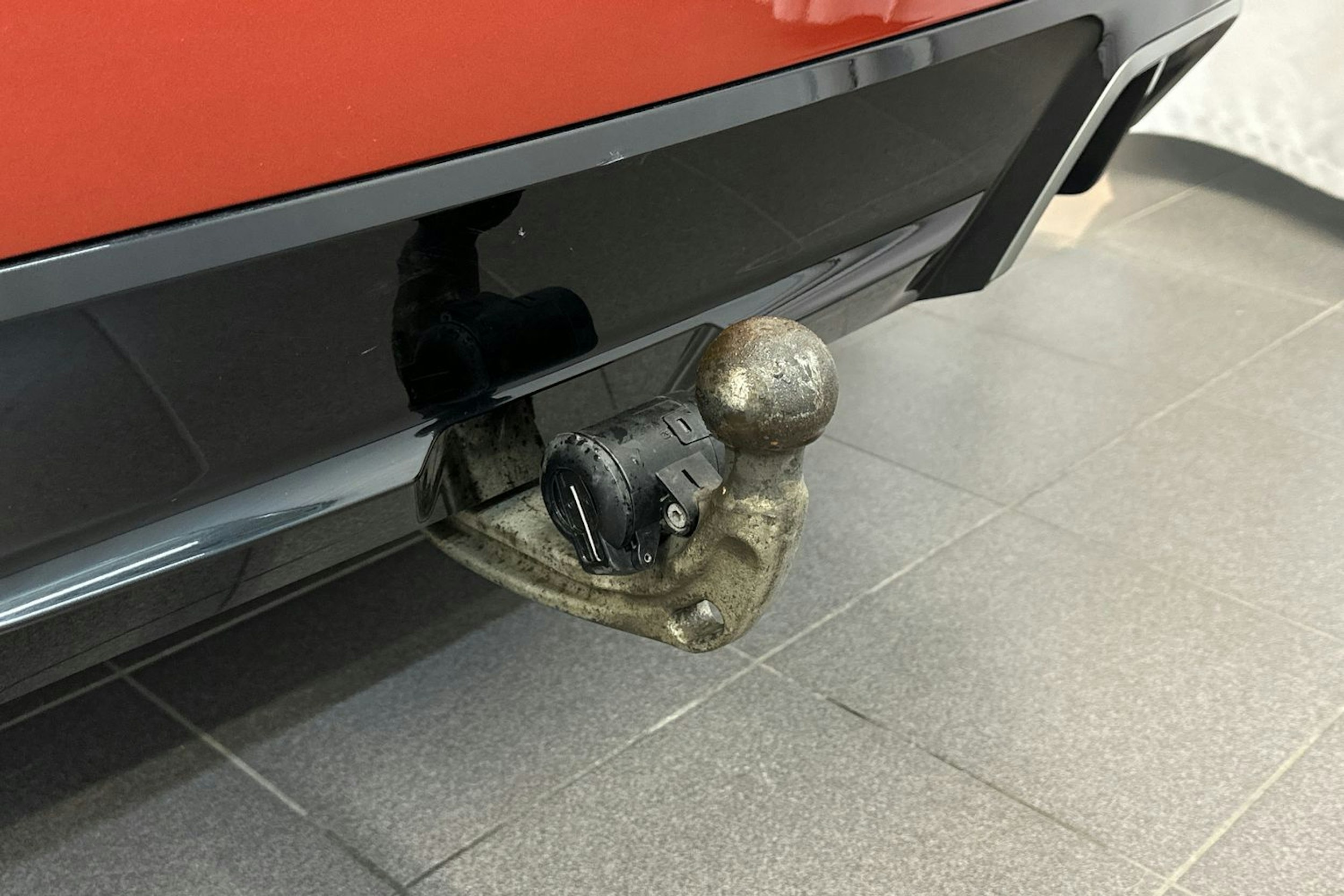 oranssi BMW i4 2024 kuva 18.