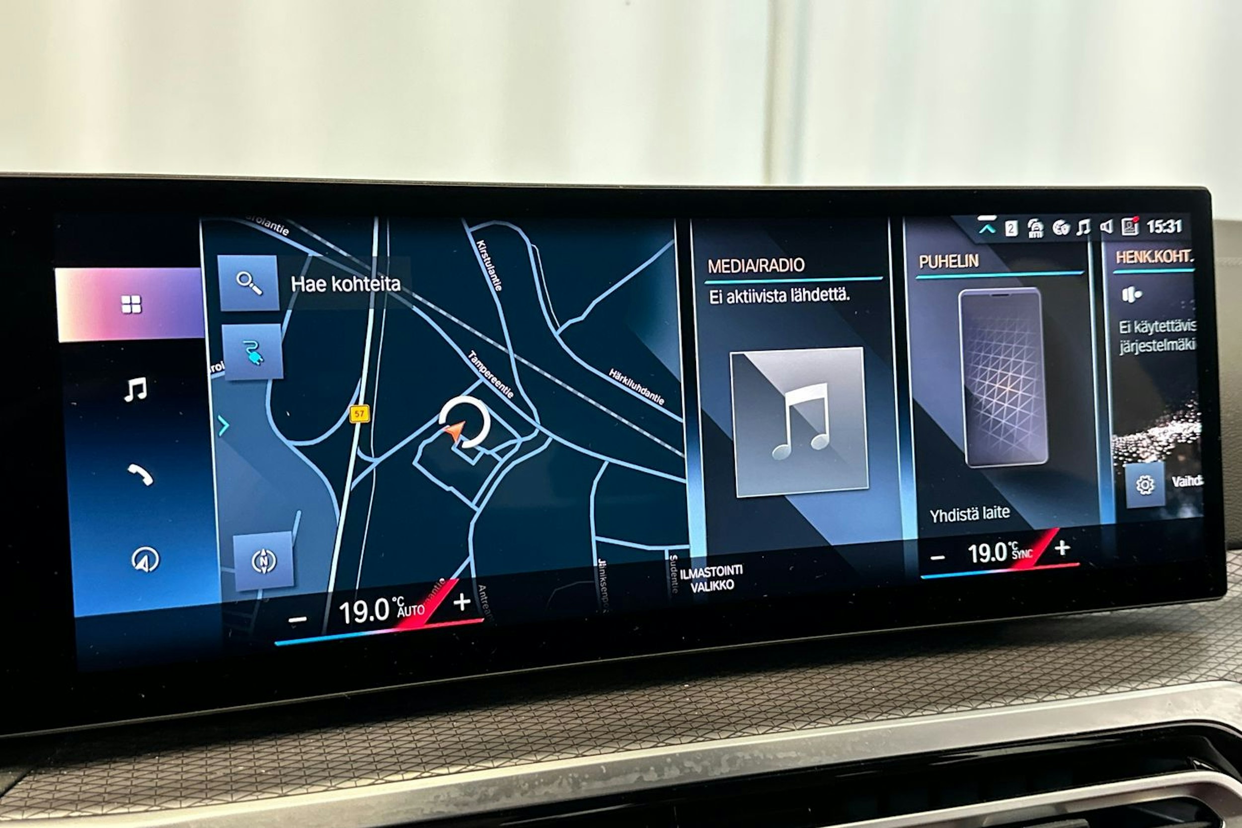 oranssi BMW i4 2024 kuva 21.