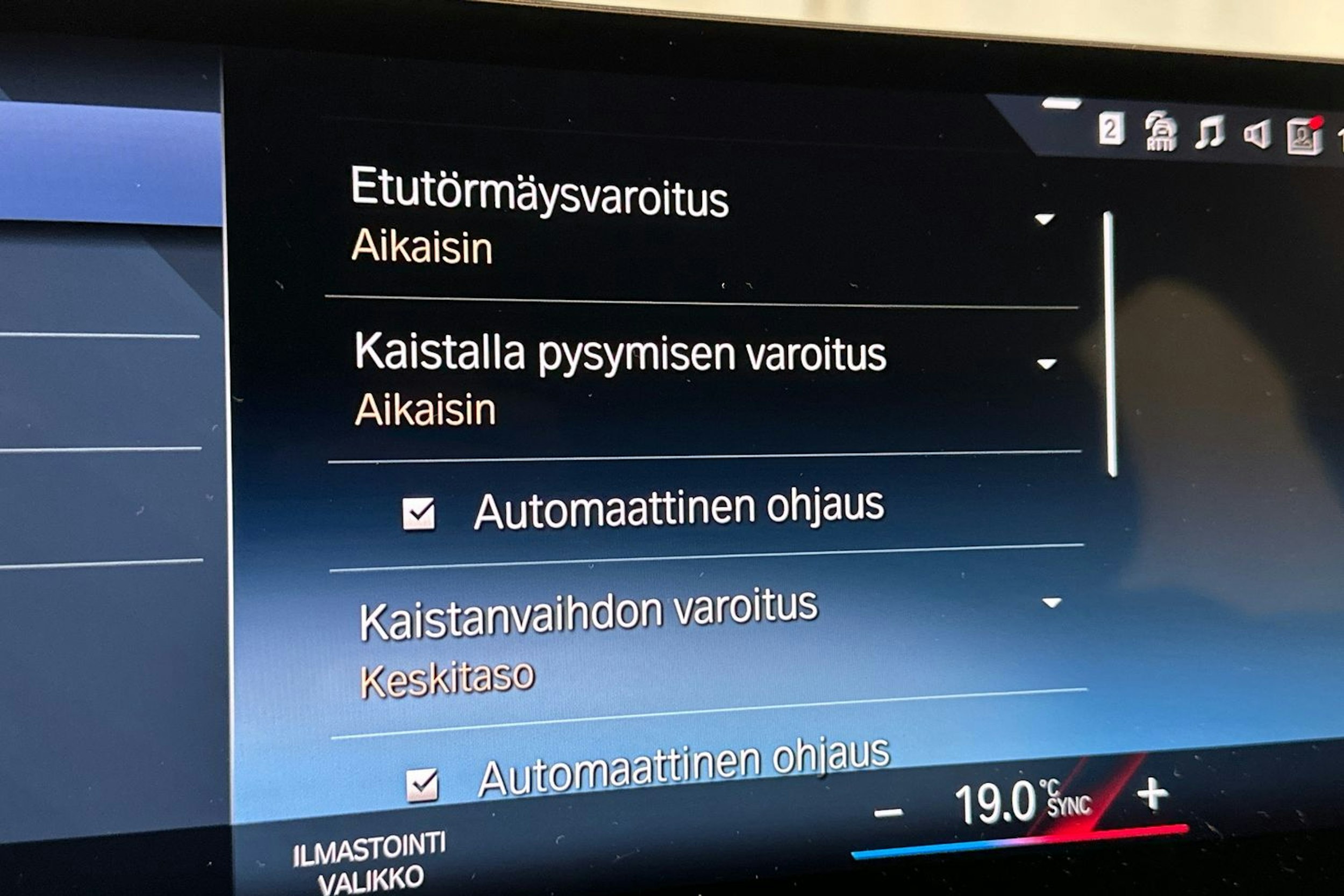 oranssi BMW i4 2024 kuva 23.