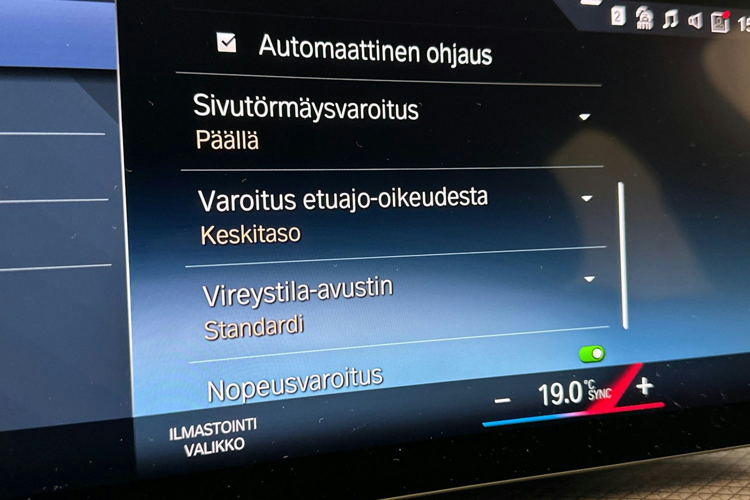oranssi BMW i4 2024 kuva 24.