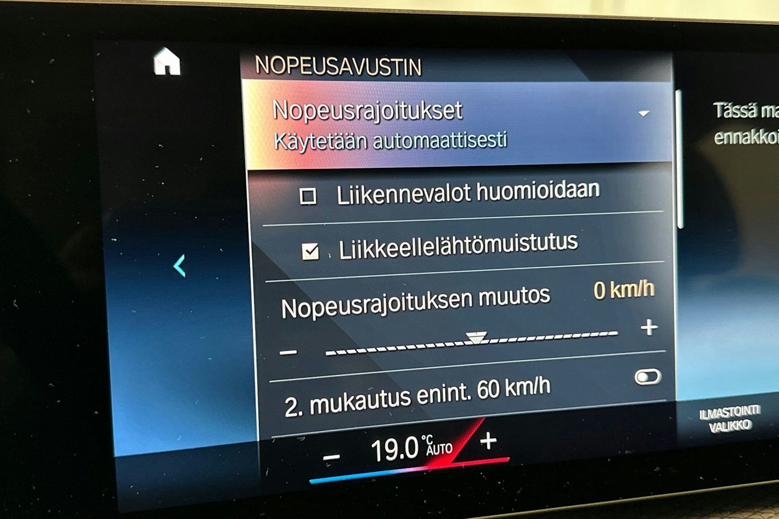 oranssi BMW i4 2024 kuva 27.