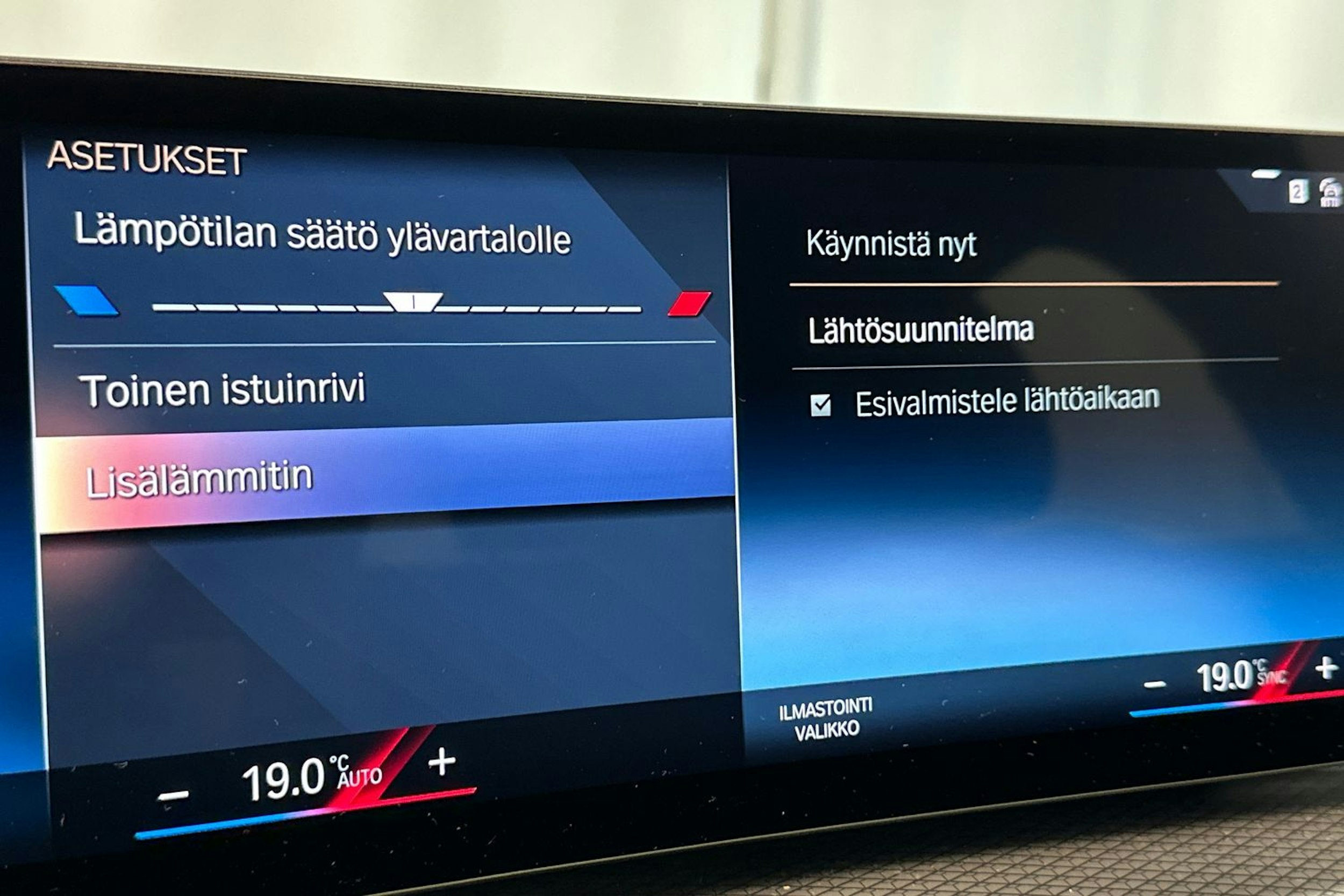 oranssi BMW i4 2024 kuva 28.