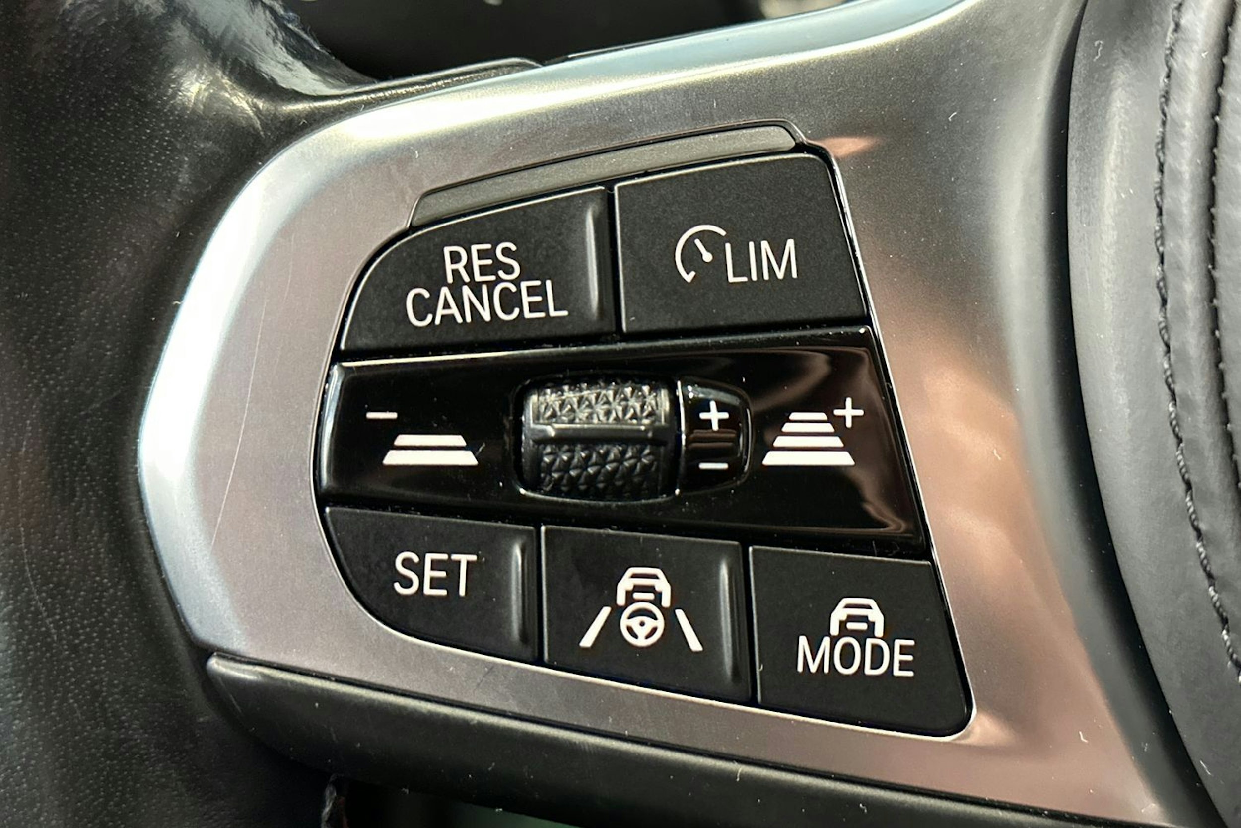 oranssi BMW i4 2024 kuva 29.