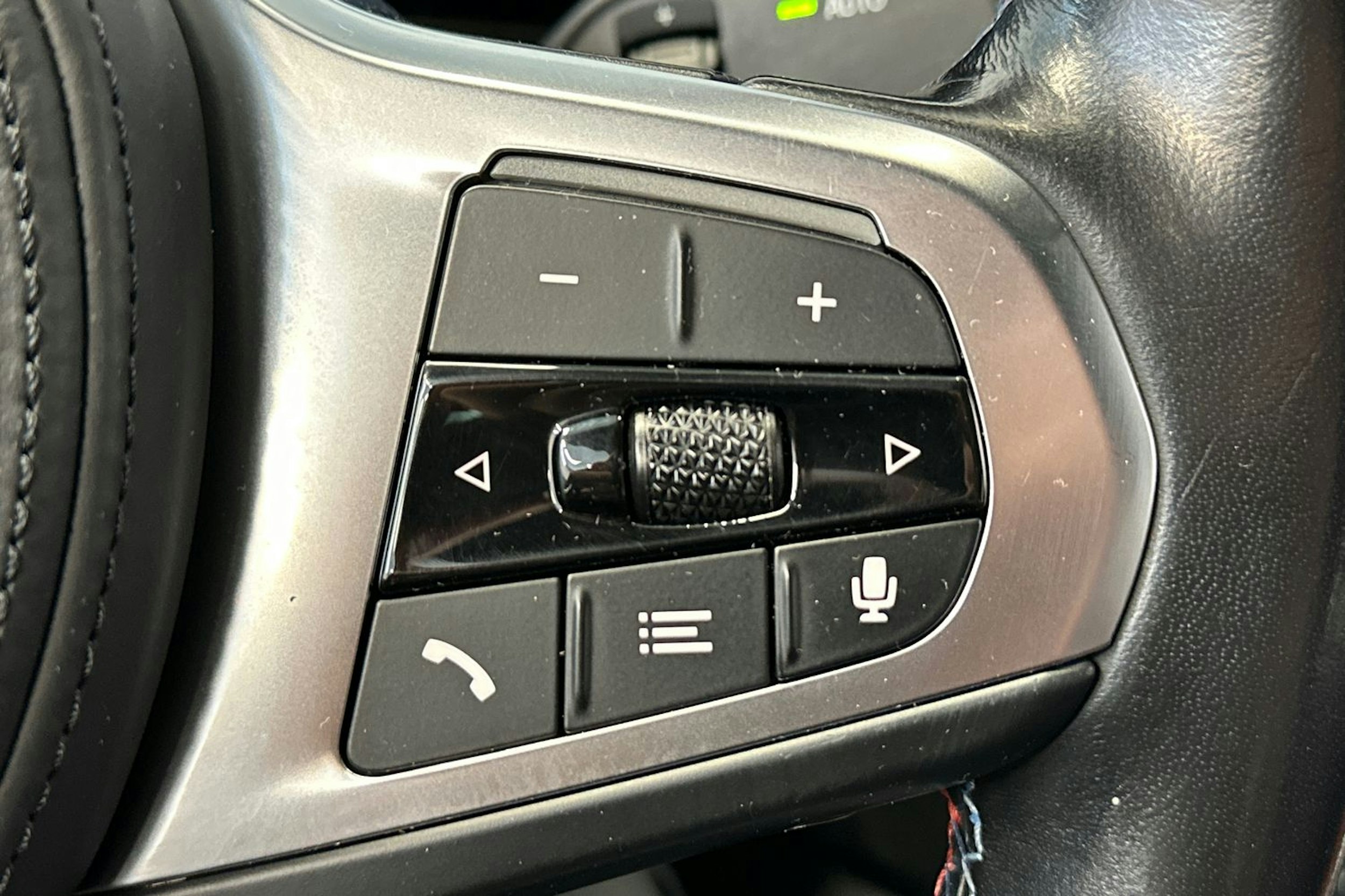 oranssi BMW i4 2024 kuva 30.
