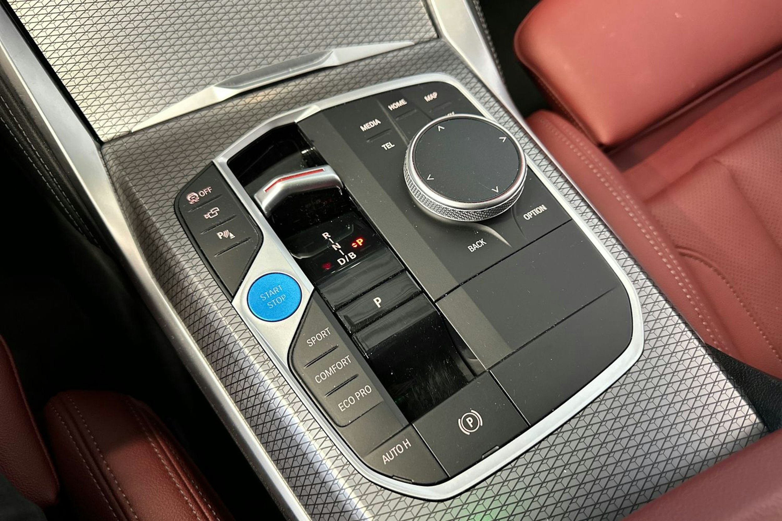 oranssi BMW i4 2024 kuva 32.