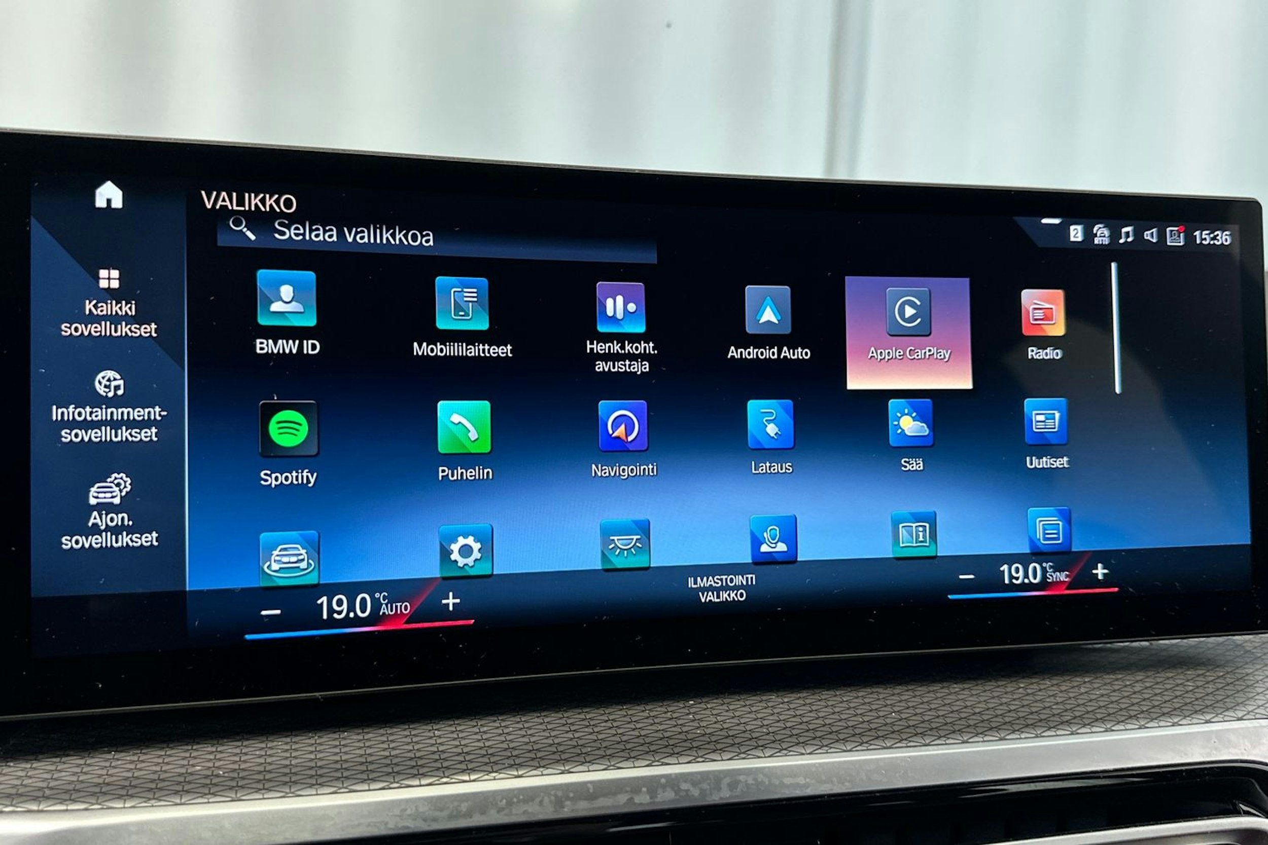 oranssi BMW i4 2024 kuva 35.