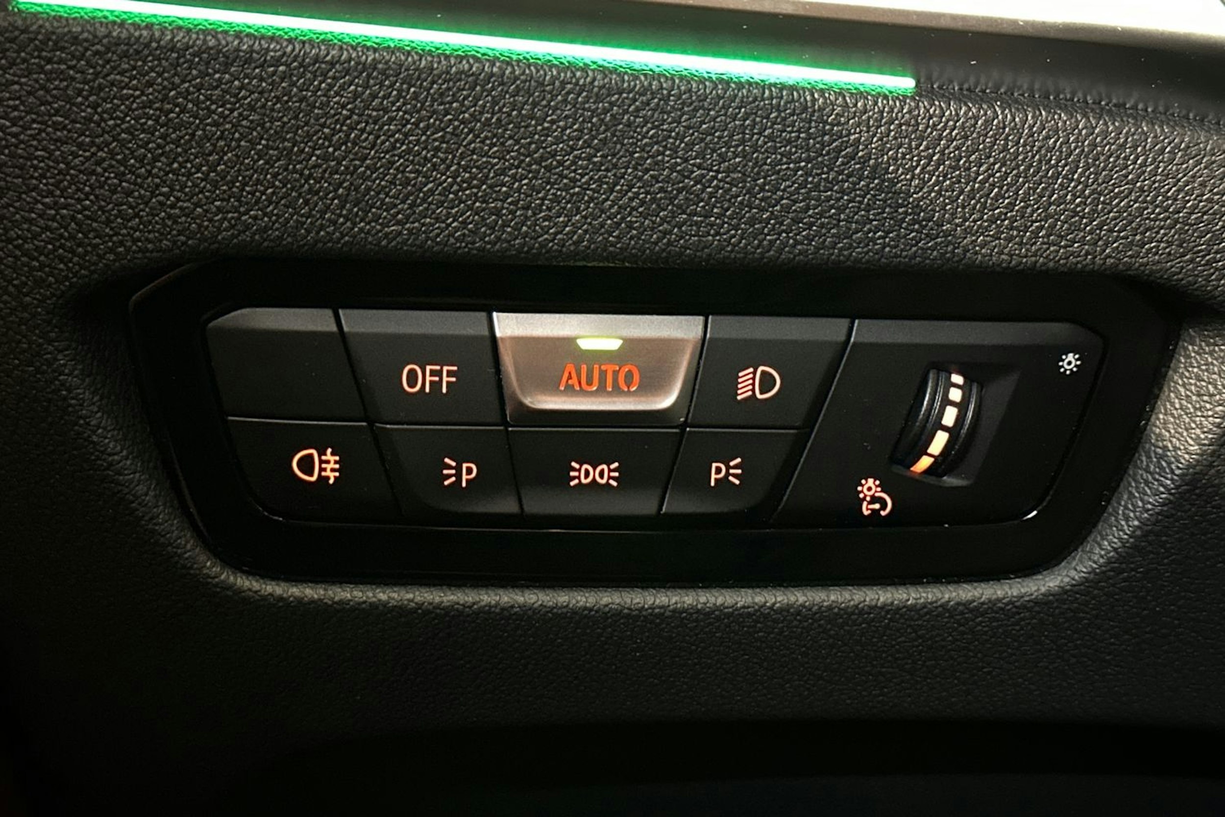 oranssi BMW i4 2024 kuva 36.
