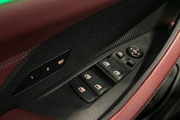 oranssi BMW i4 2024 kuva 37.