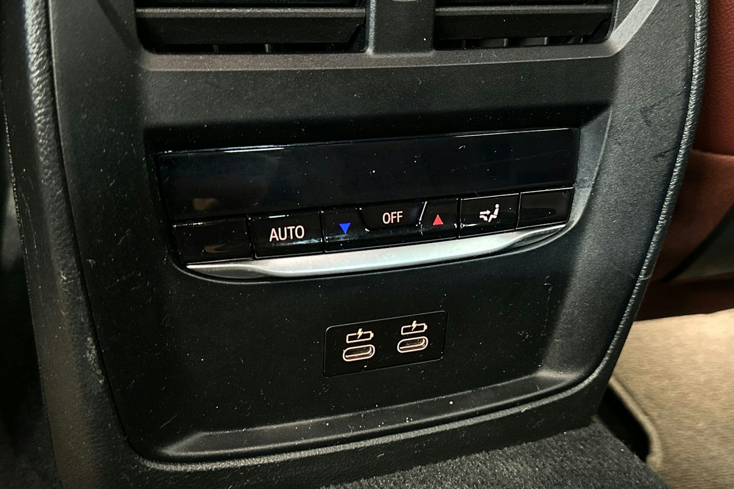 oranssi BMW i4 2024 kuva 40.