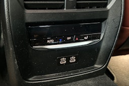 oranssi BMW i4 2024 kuva 40.