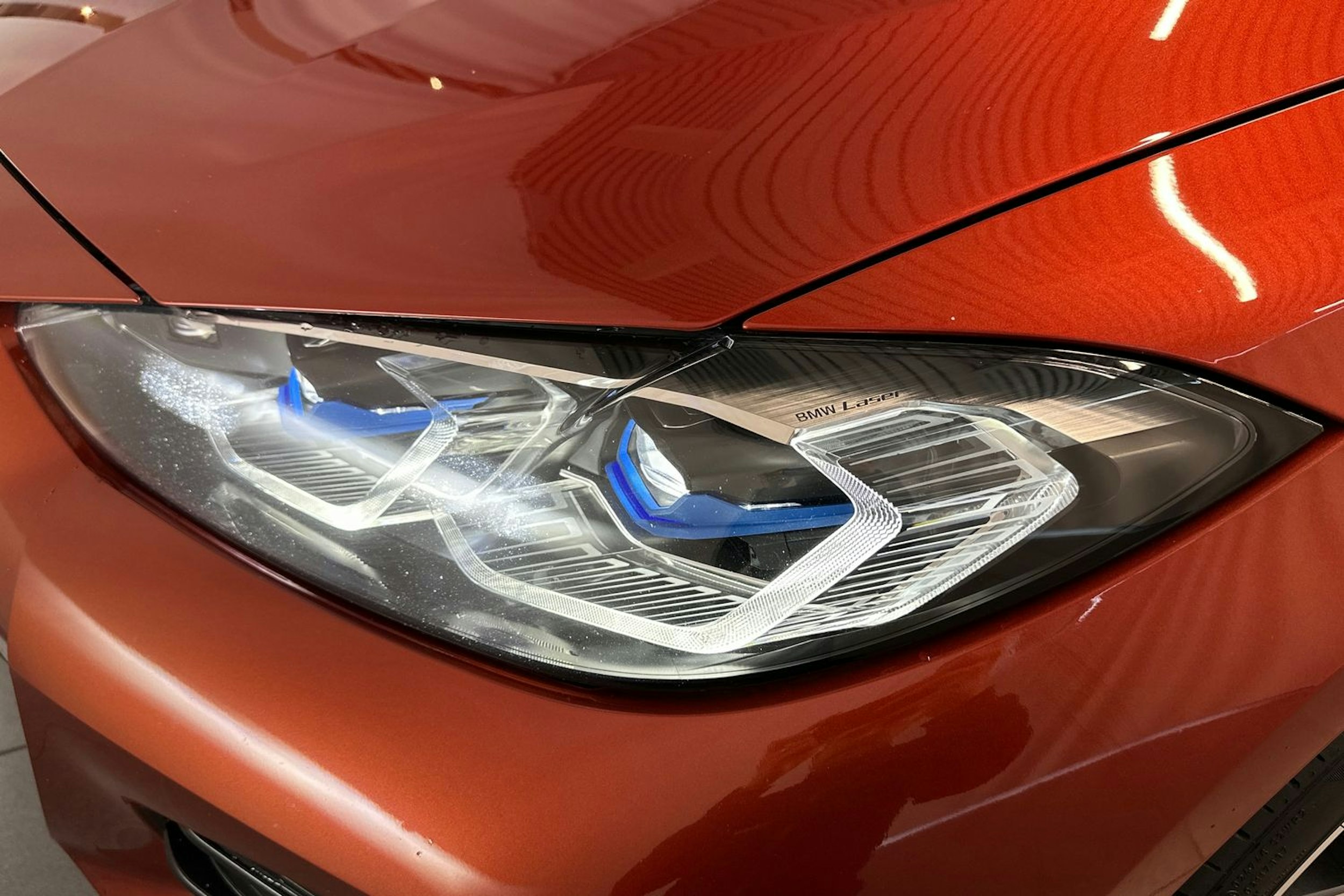 oranssi BMW i4 2024 kuva 41.