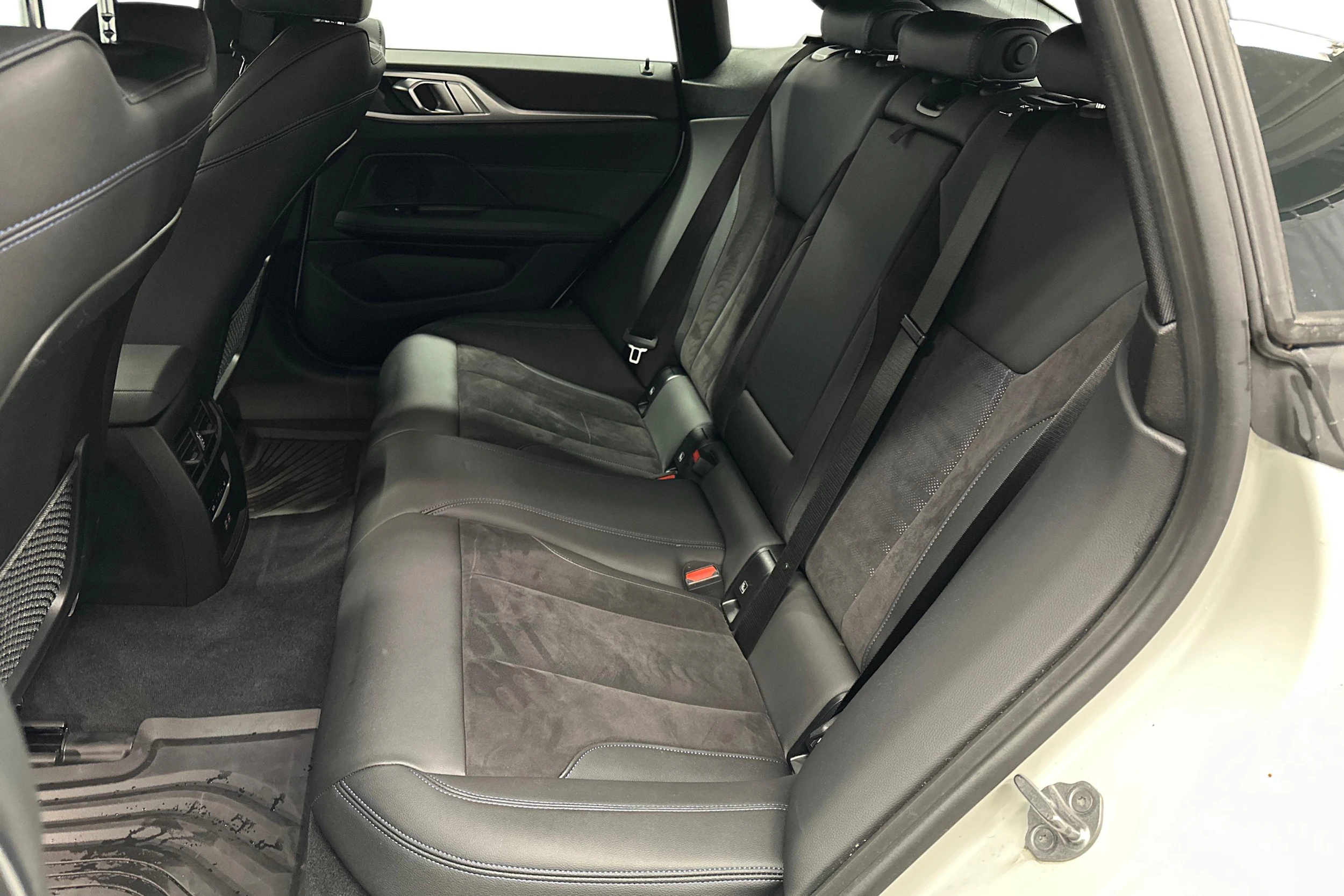 valkoinen BMW i4 2024 kuva 8.