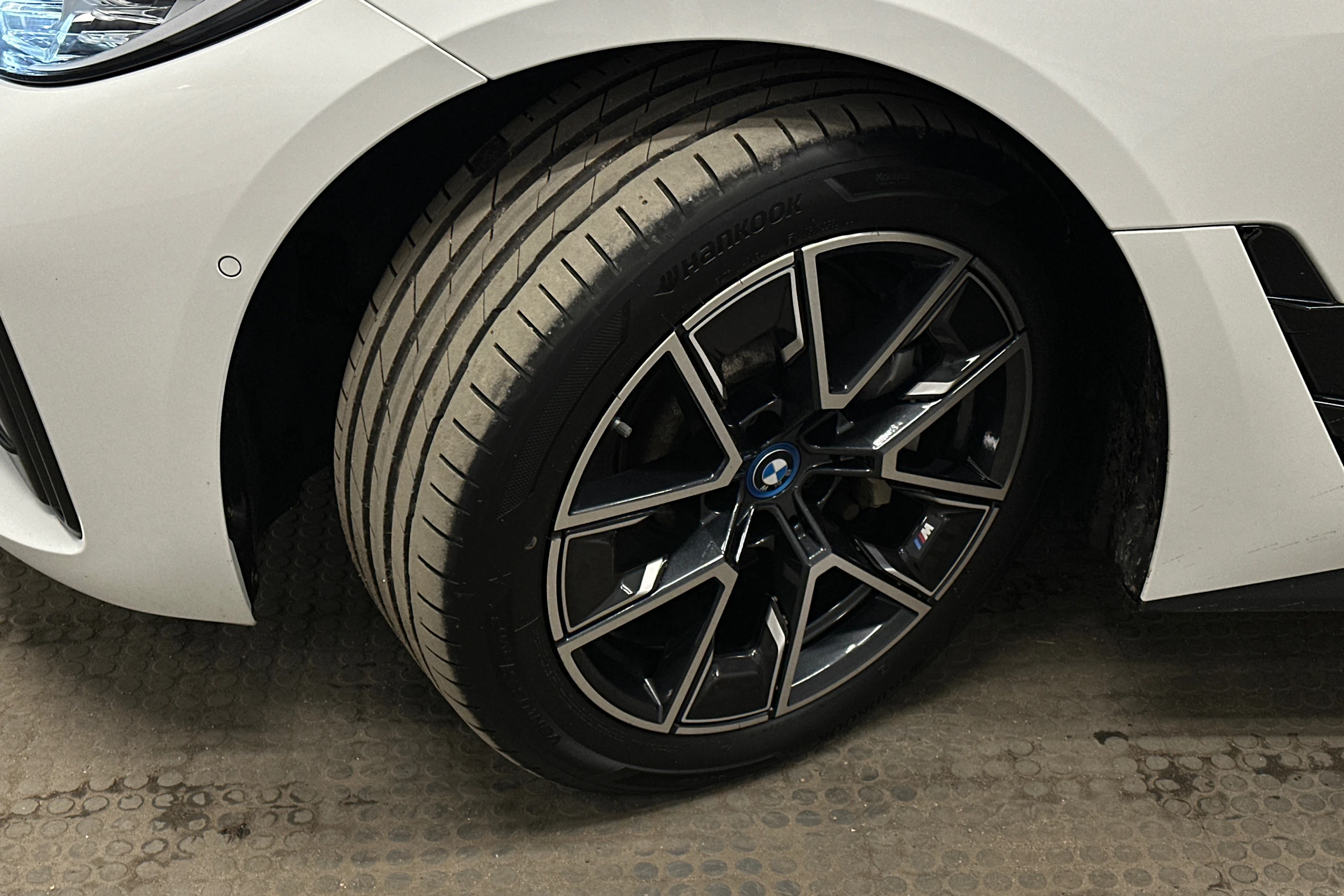 valkoinen BMW i4 2024 kuva 10.