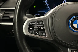 valkoinen BMW i4 2024 kuva 11.