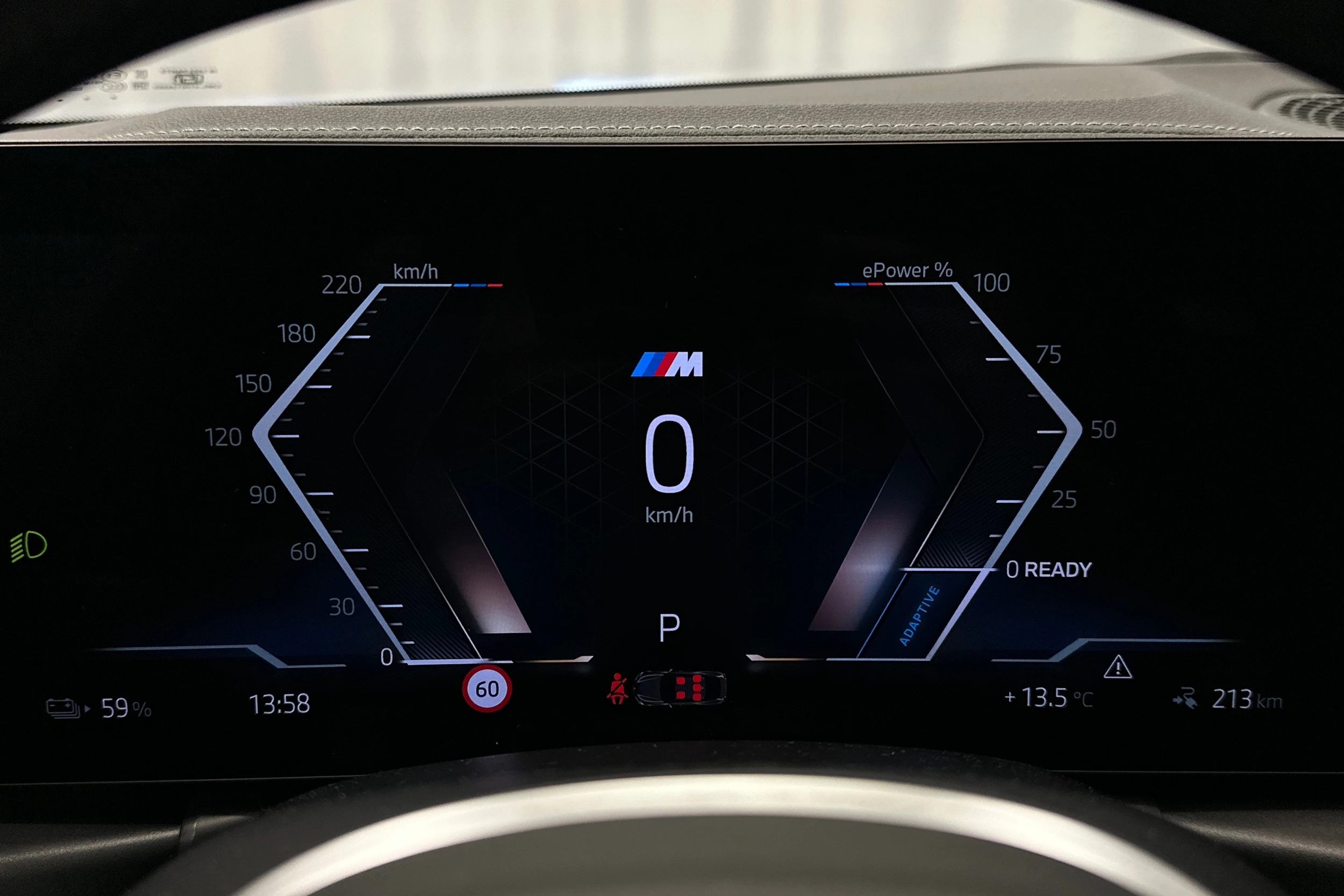valkoinen BMW i4 2024 kuva 13.