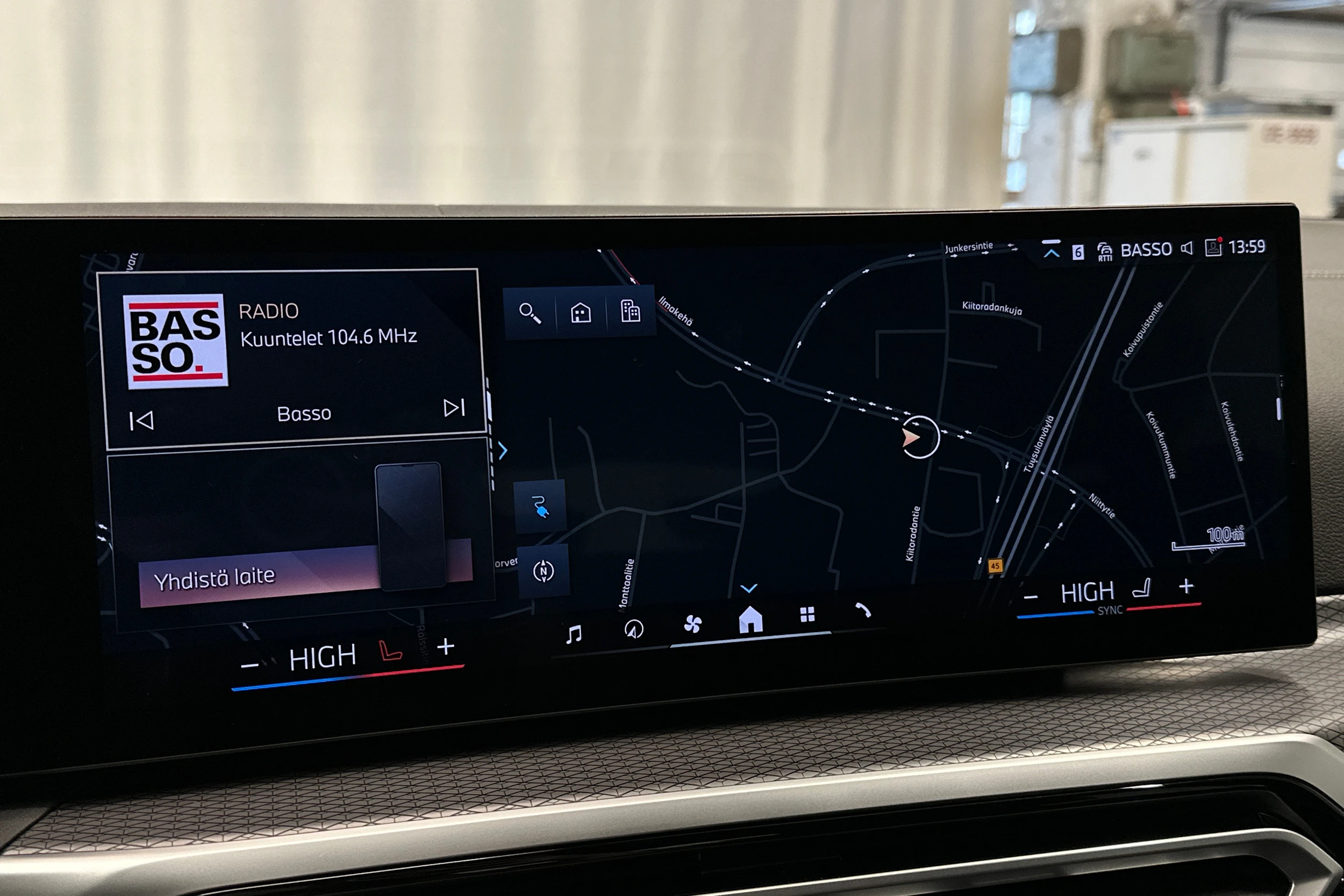 valkoinen BMW i4 2024 kuva 16.