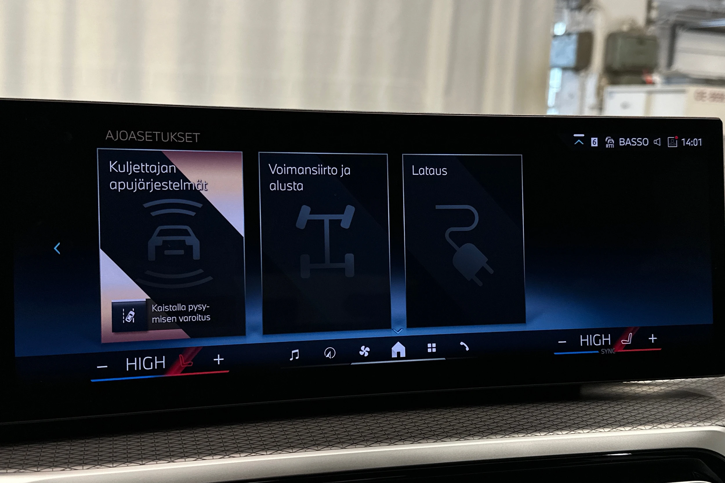 valkoinen BMW i4 2024 kuva 21.