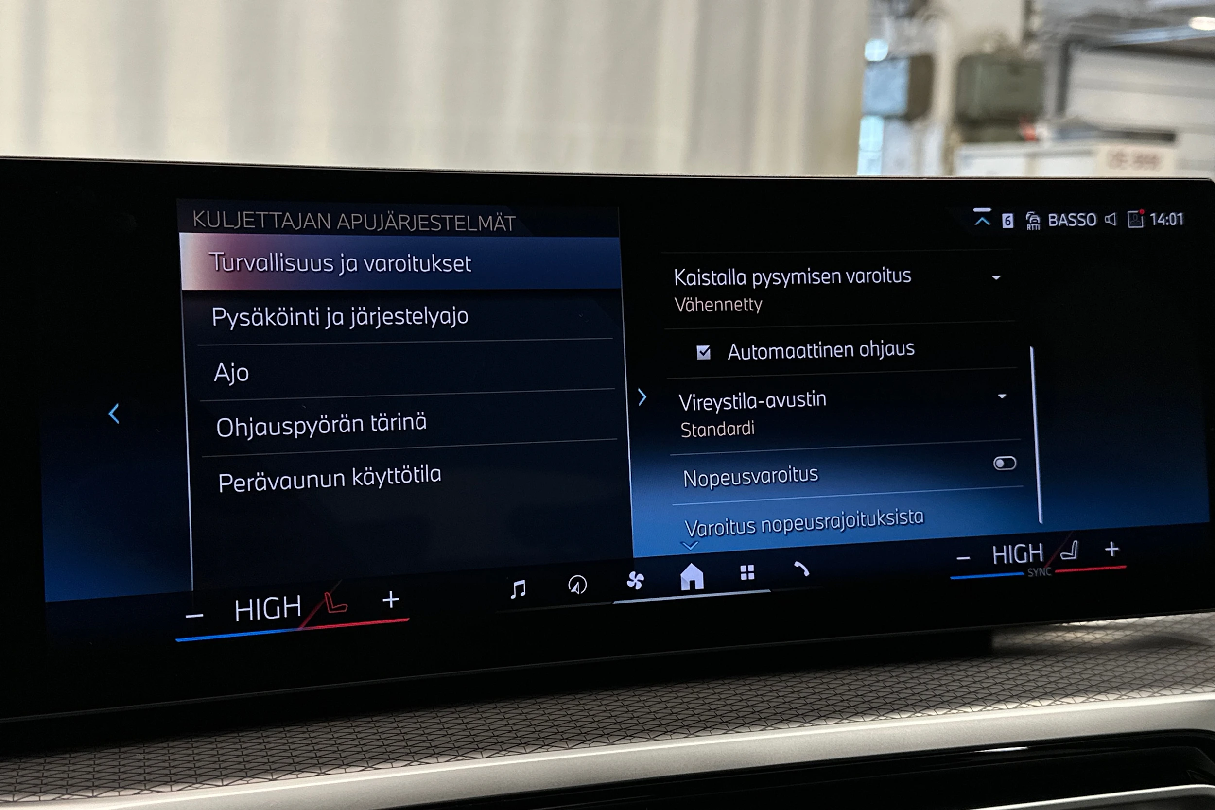 valkoinen BMW i4 2024 kuva 22.
