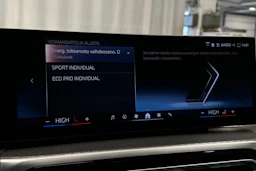 valkoinen BMW i4 2024 kuva 23.