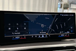 valkoinen BMW i4 2024 kuva 29.
