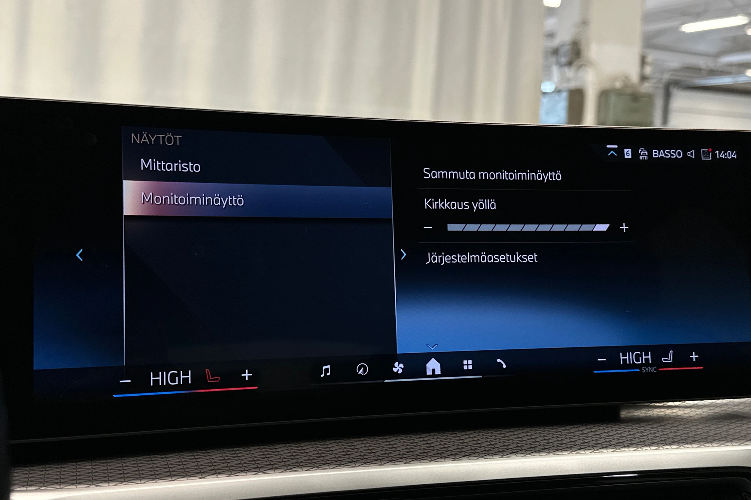 valkoinen BMW i4 2024 kuva 30.