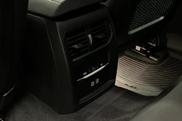 valkoinen BMW i4 2024 kuva 36.