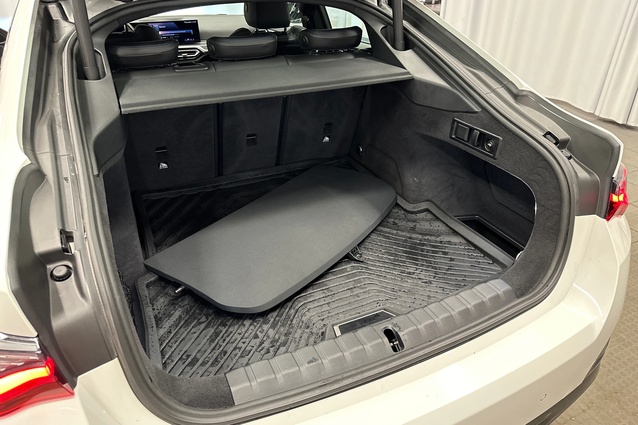 valkoinen BMW i4 2024 kuva 37.