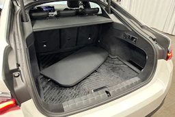 valkoinen BMW i4 2024 kuva 37.