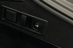 valkoinen BMW i4 2024 kuva 38.