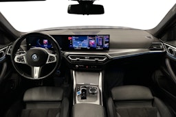 sininen BMW i4 2024 kuva 7.
