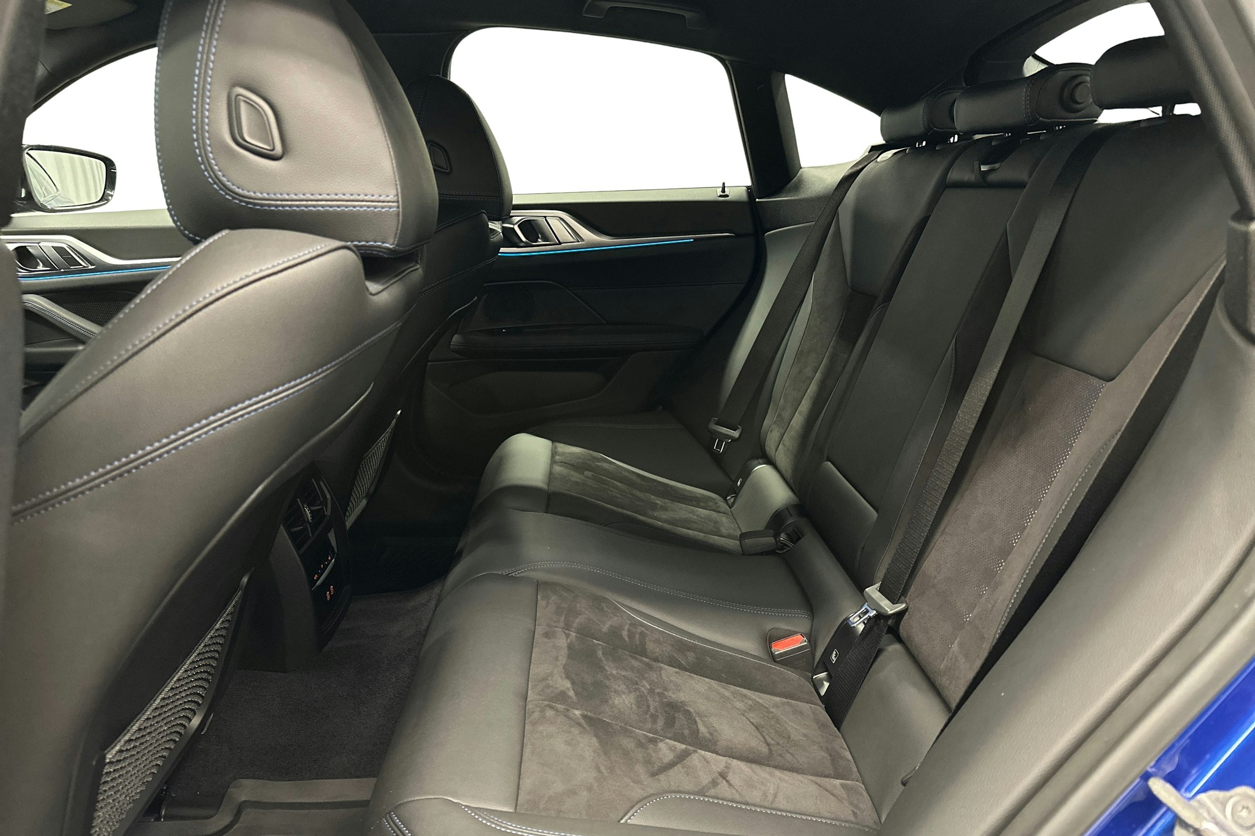 sininen BMW i4 2024 kuva 8.