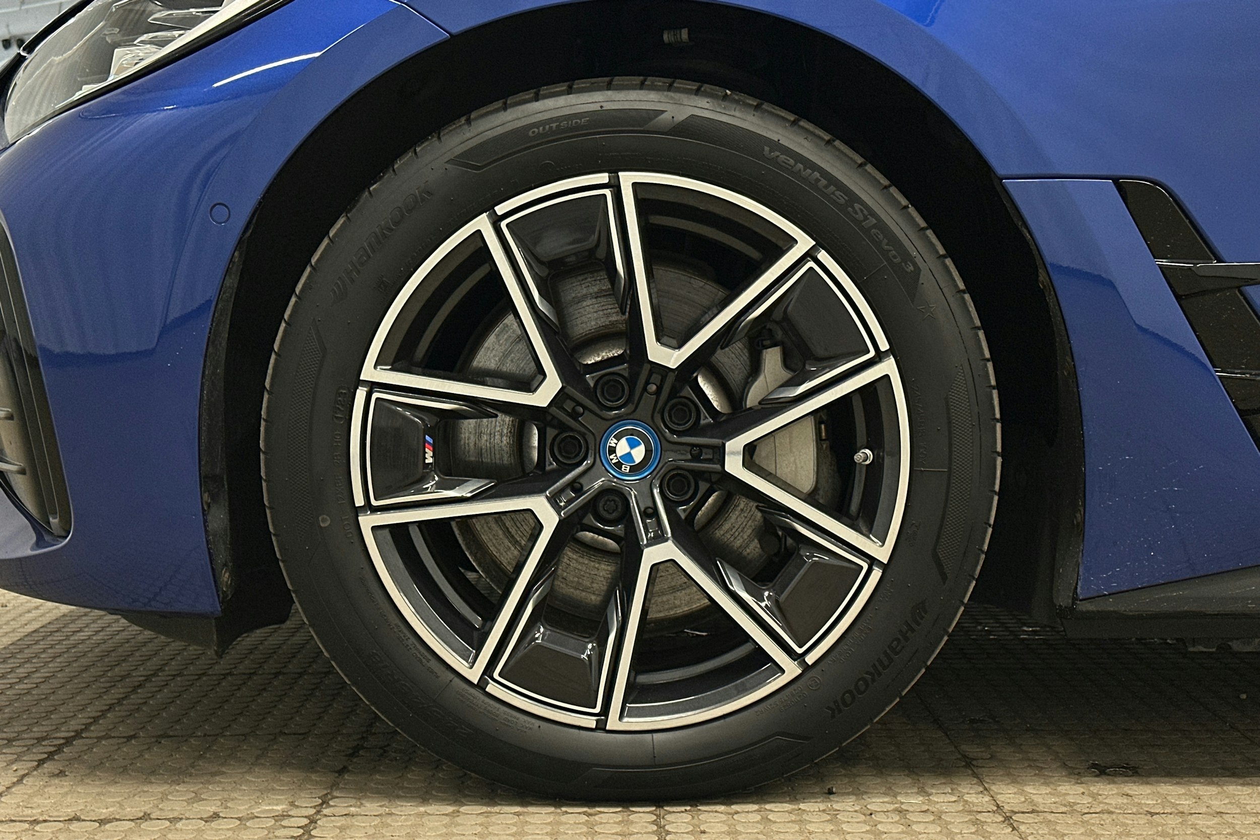sininen BMW i4 2024 kuva 10.