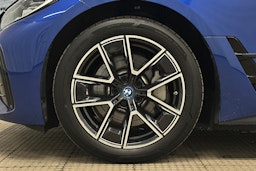 sininen BMW i4 2024 kuva 10.