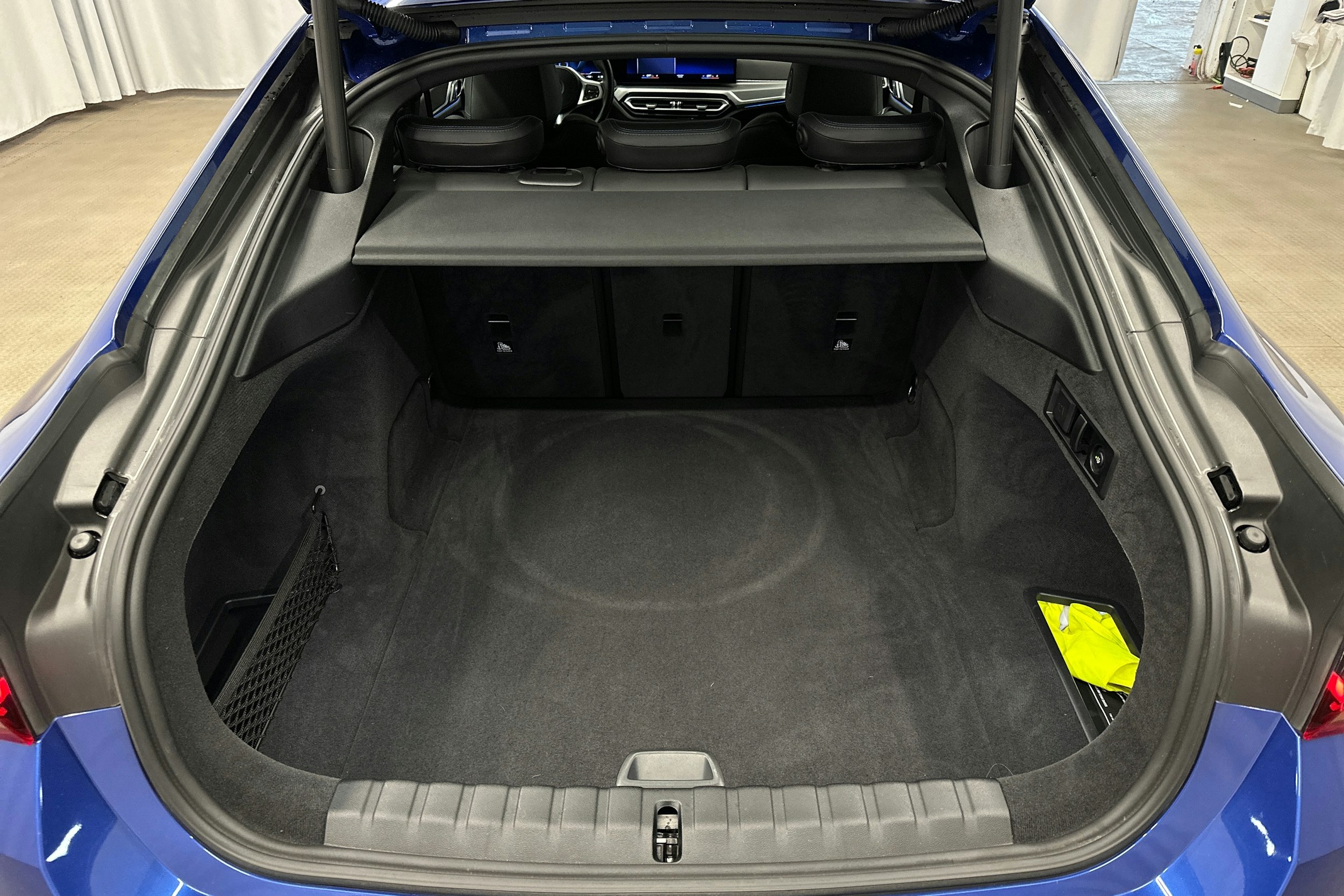 sininen BMW i4 2024 kuva 11.