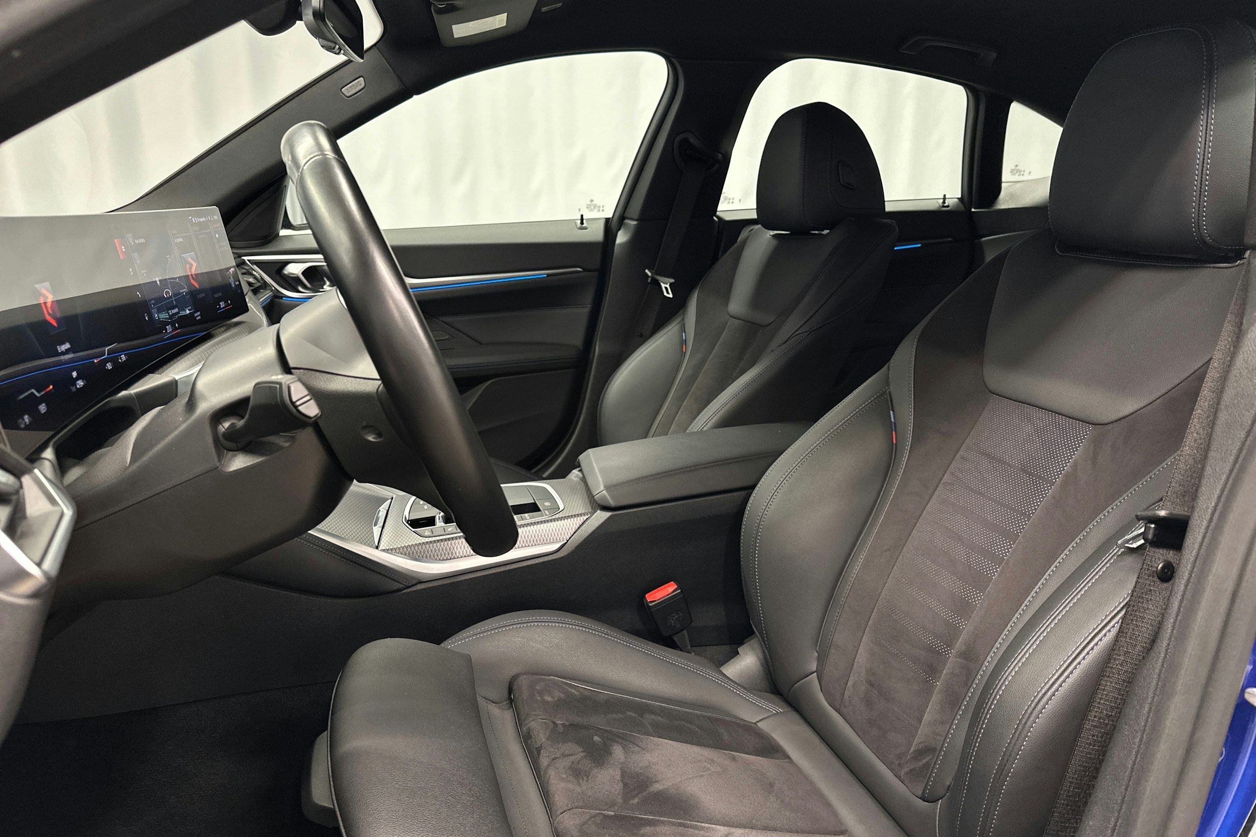 sininen BMW i4 2024 kuva 15.