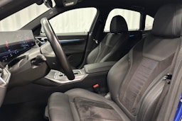 sininen BMW i4 2024 kuva 15.