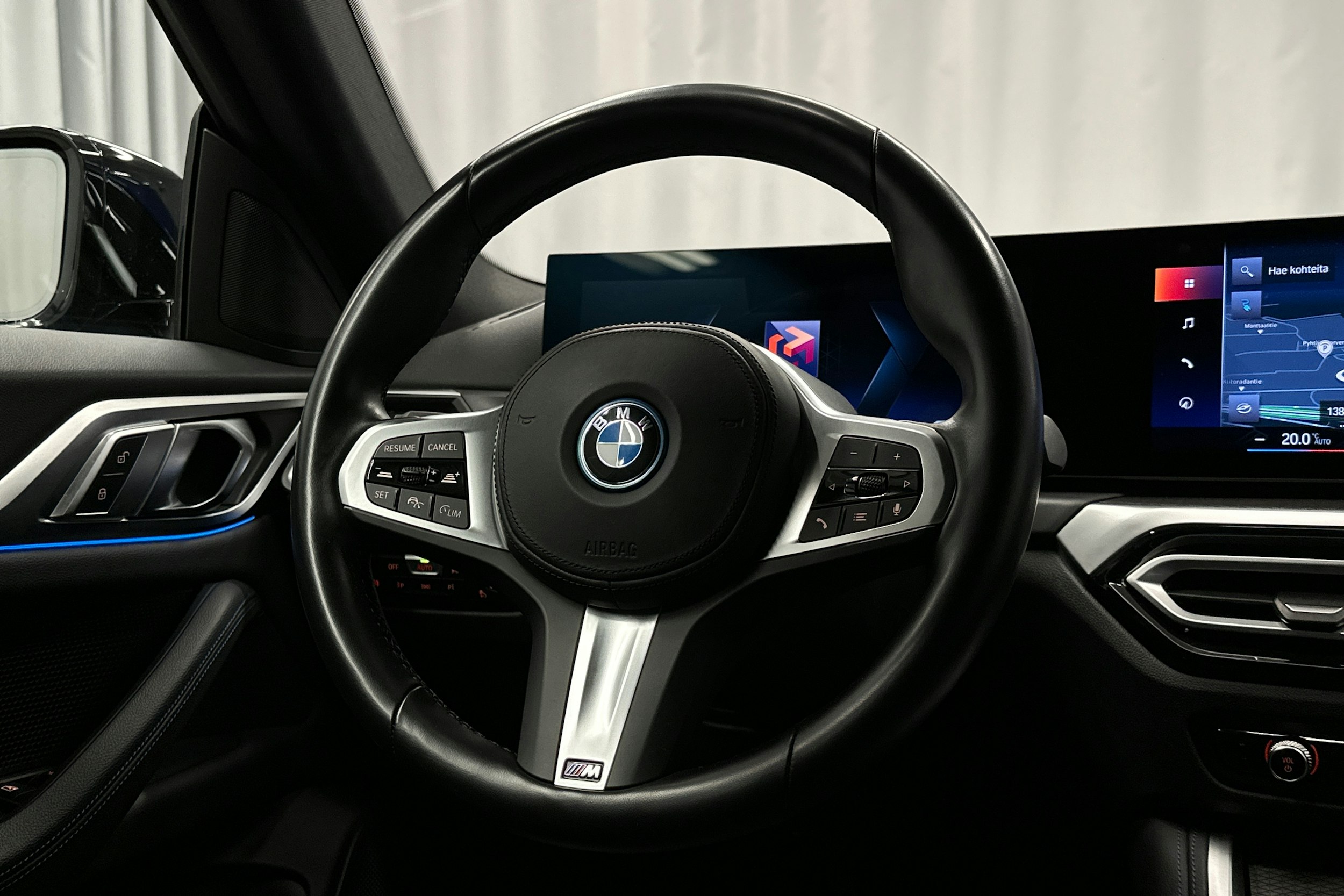 sininen BMW i4 2024 kuva 16.