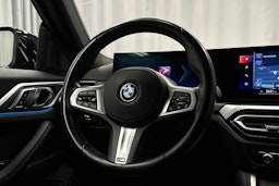 sininen BMW i4 2024 kuva 16.