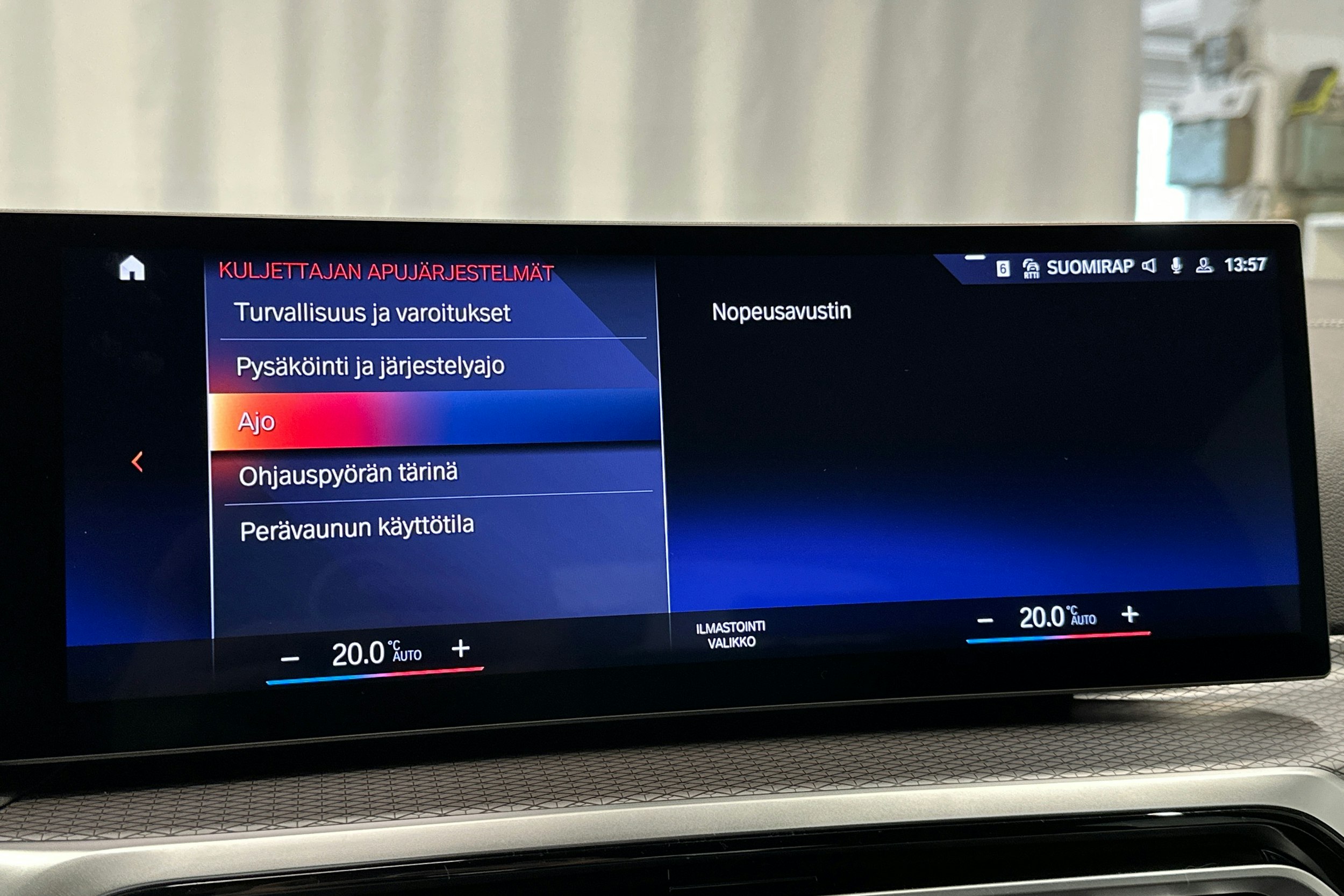 sininen BMW i4 2024 kuva 27.