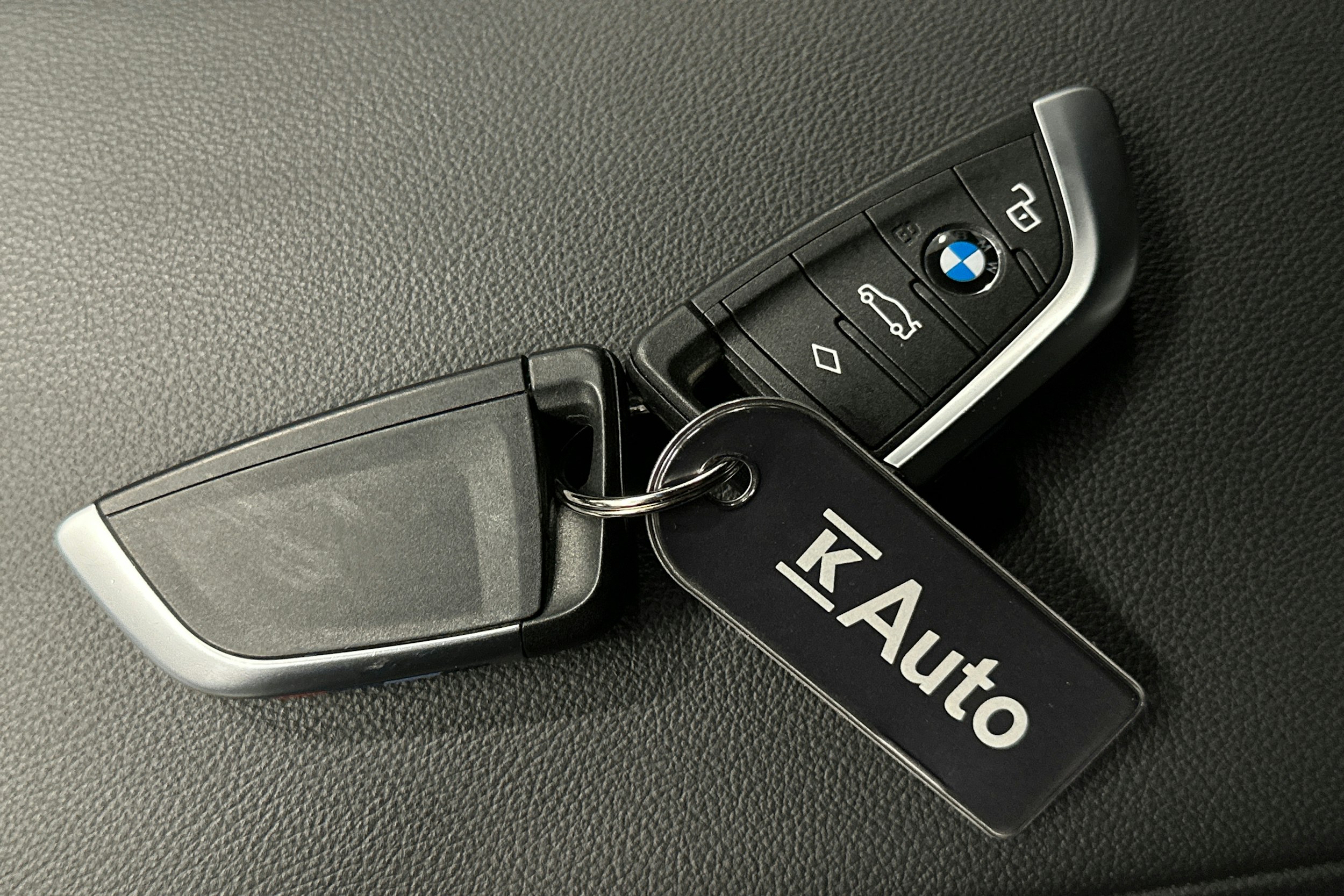 sininen BMW i4 2024 kuva 30.