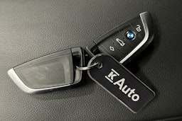 sininen BMW i4 2024 kuva 30.