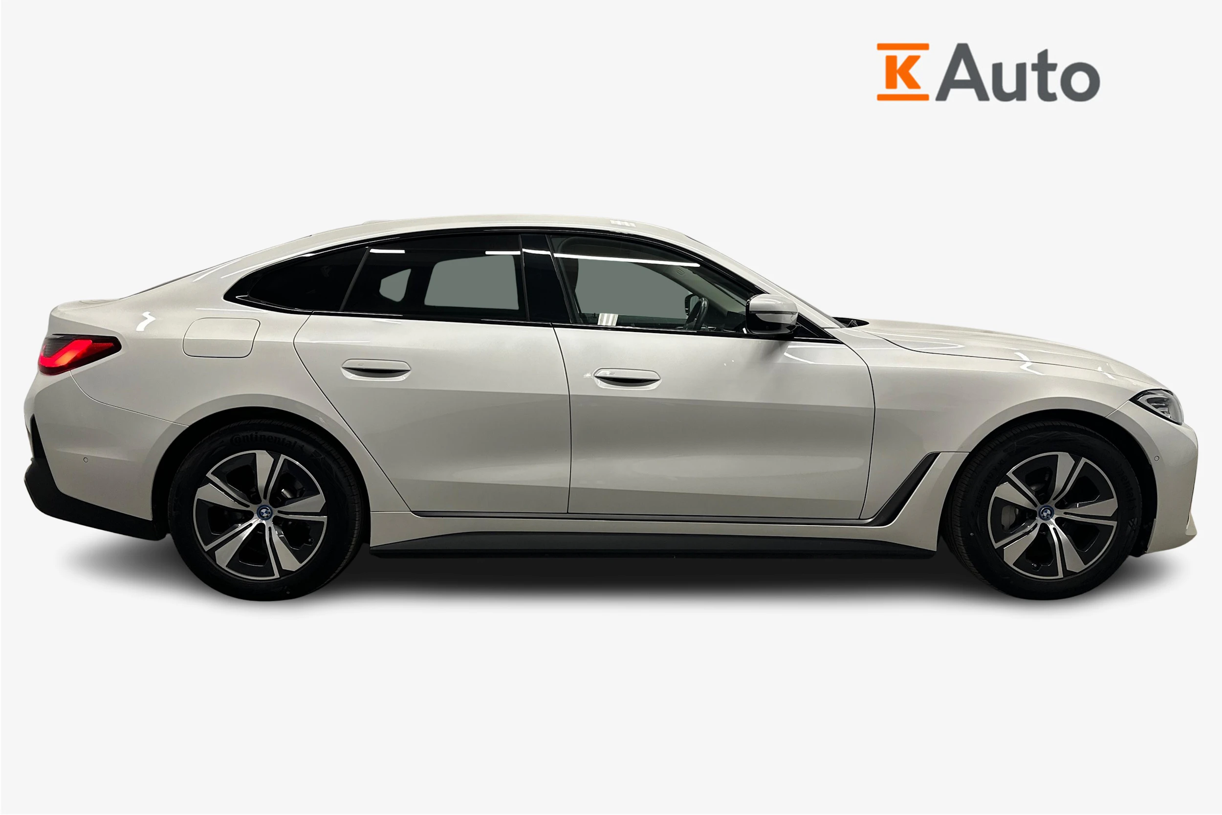 valkoinen BMW i4 2024 kuva 7.