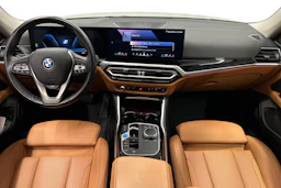 valkoinen BMW i4 2024 kuva 9.