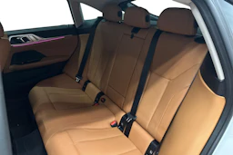 valkoinen BMW i4 2024 kuva 11.