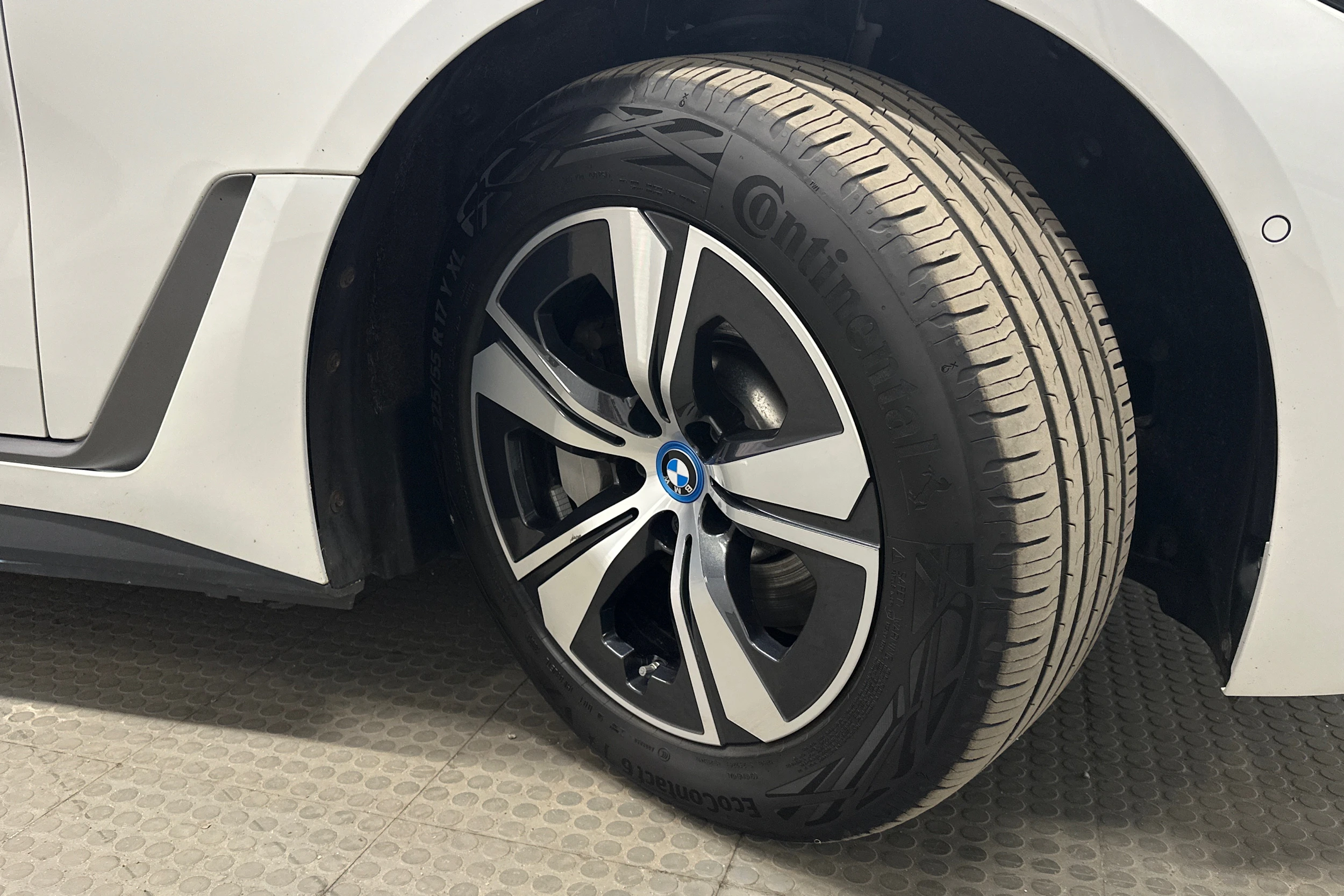 valkoinen BMW i4 2024 kuva 13.