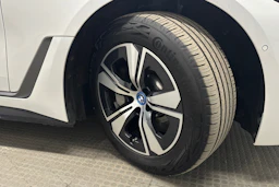 valkoinen BMW i4 2024 kuva 13.