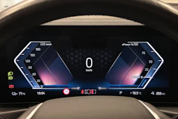 valkoinen BMW i4 2024 kuva 17.