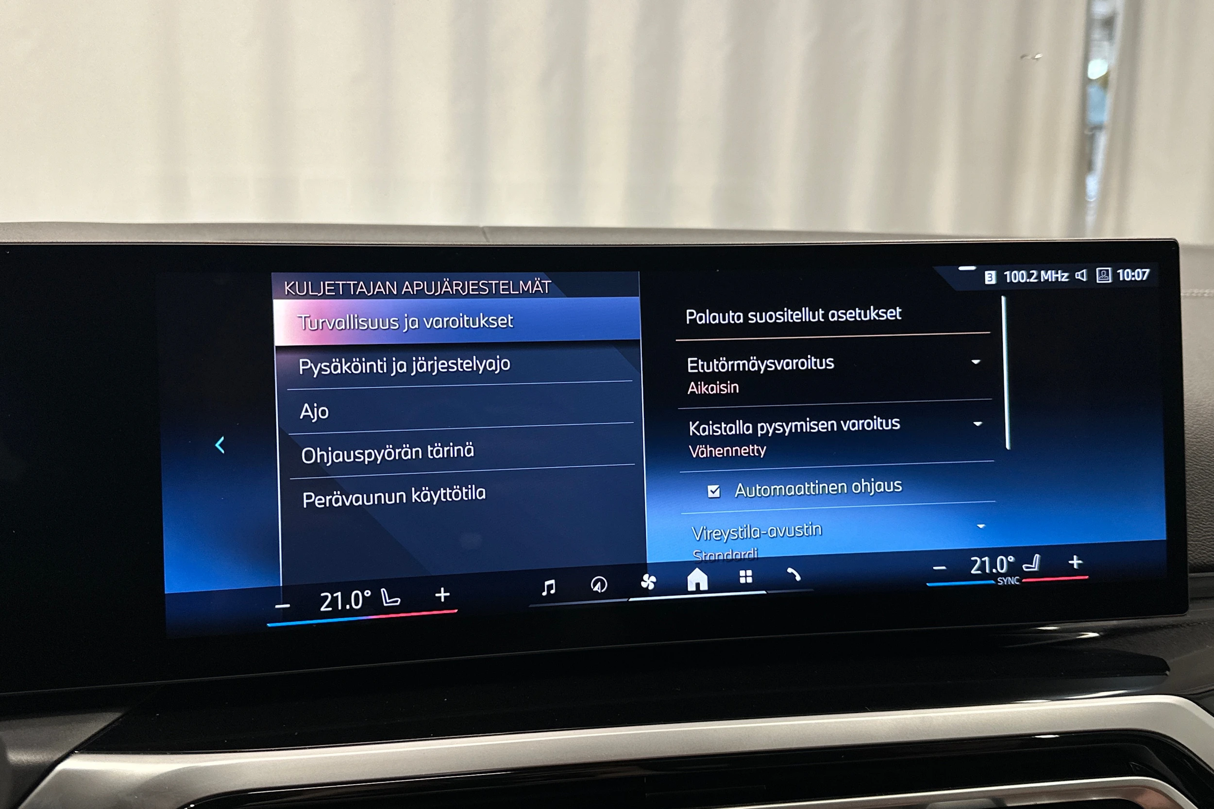 valkoinen BMW i4 2024 kuva 22.