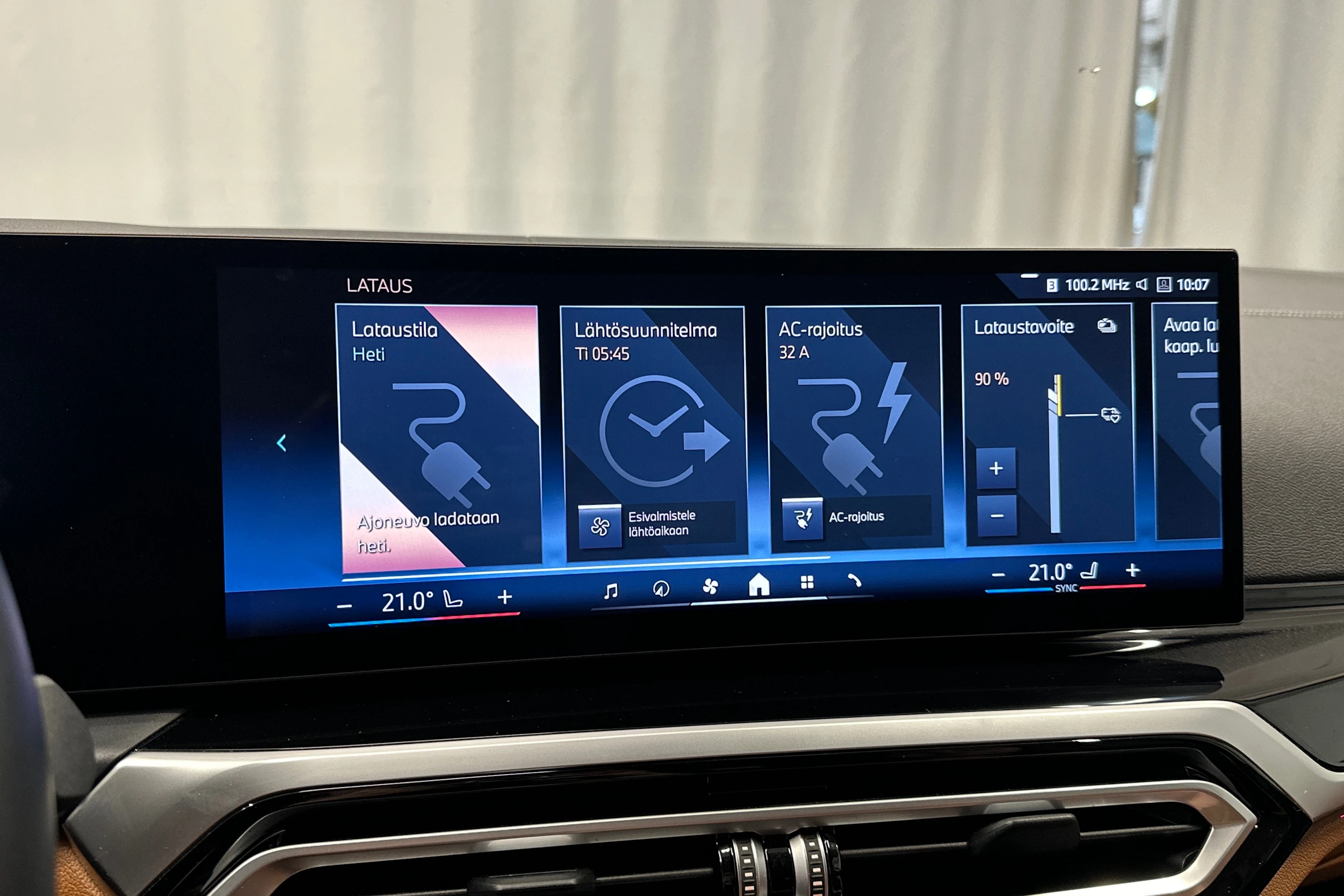 valkoinen BMW i4 2024 kuva 24.