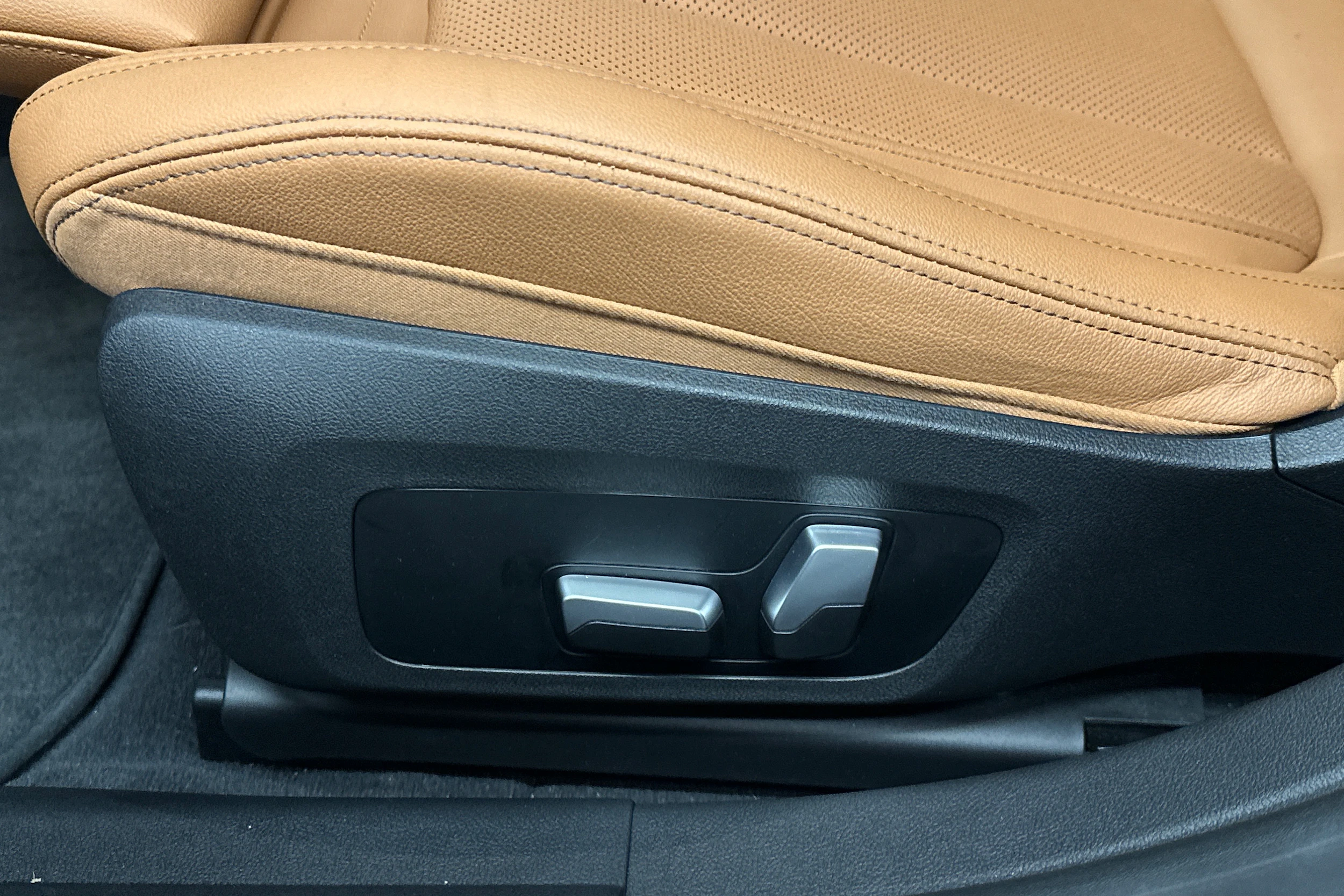 valkoinen BMW i4 2024 kuva 39.